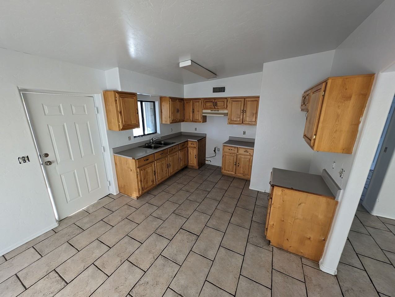 816 W 19th St - Photo 3 of 12