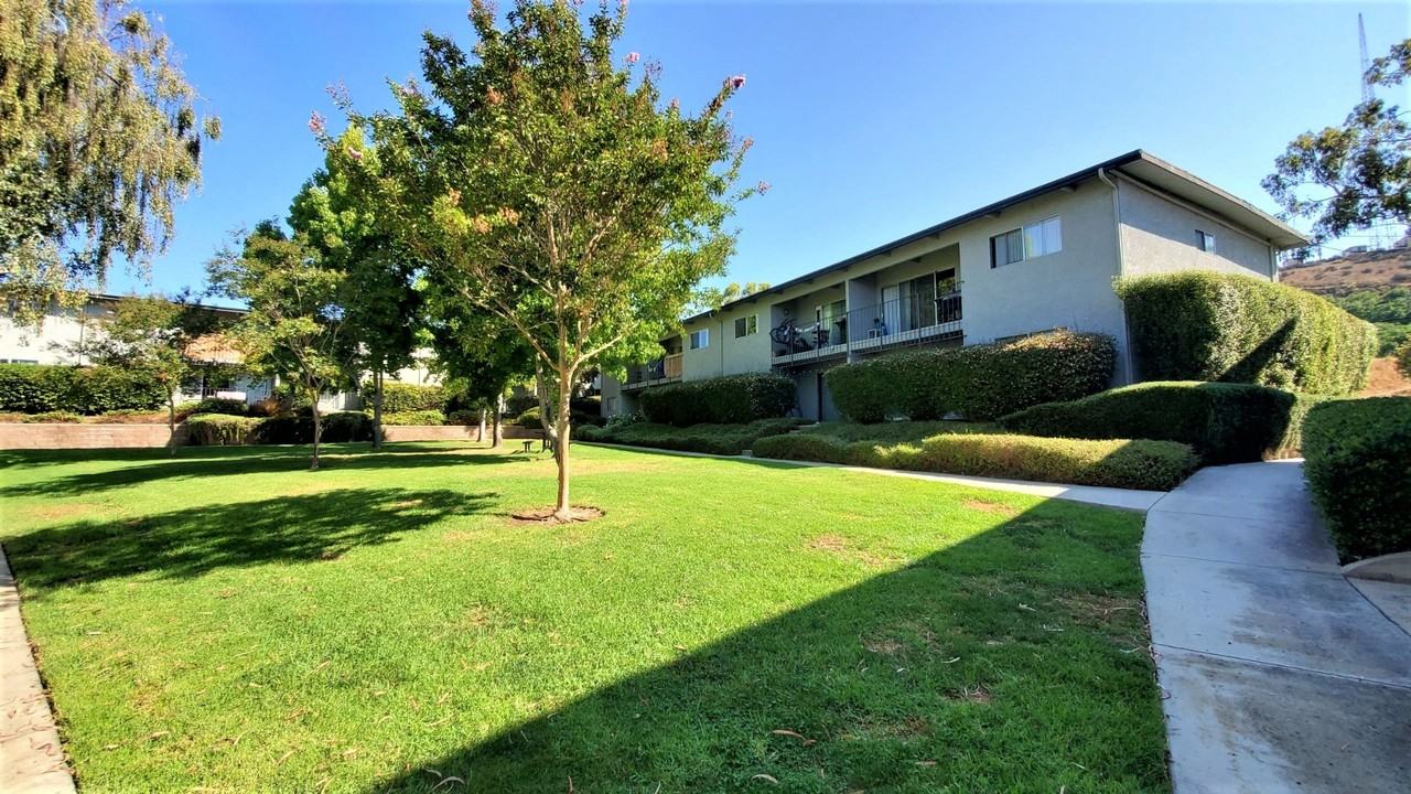 555 Westmont - Photo 4 of 11