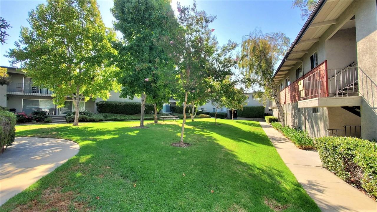555 Westmont - Photo 5 of 11