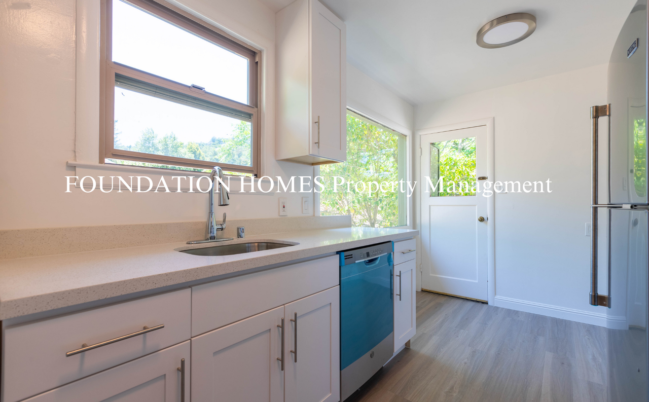 315 C Street - Photo 4 of 11