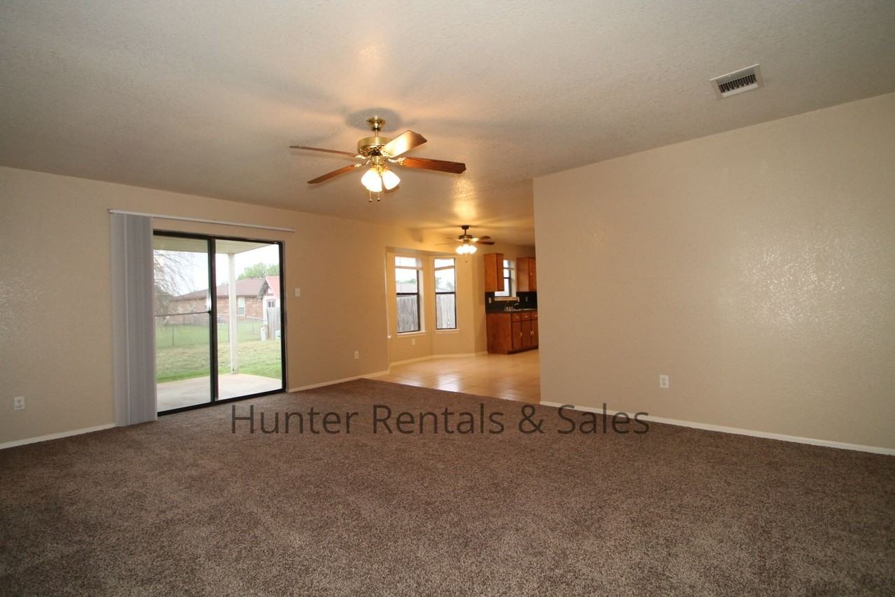 4604 Fieldcrest Dr - Photo 7 of 26