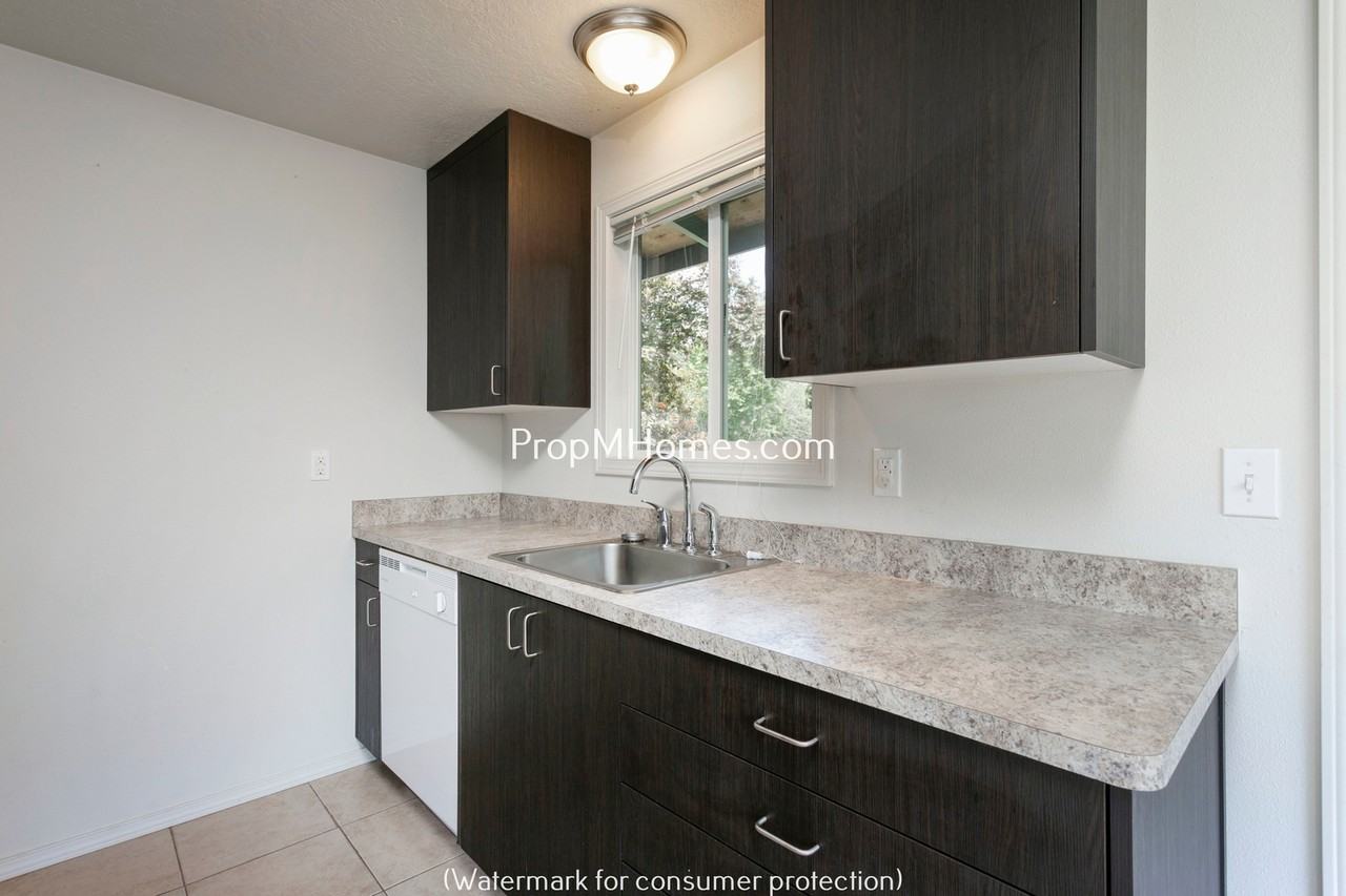 15535 Ne Glisan St #1 - Photo 5 of 17