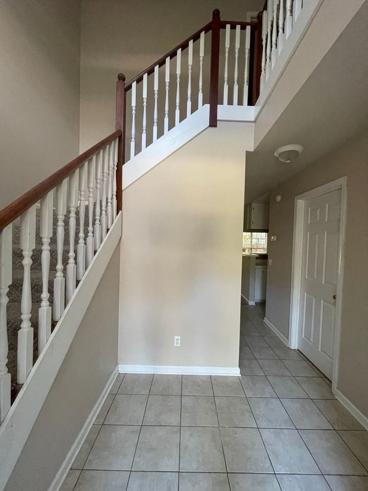 112 Foxchase Ln - Photo 2 of 15
