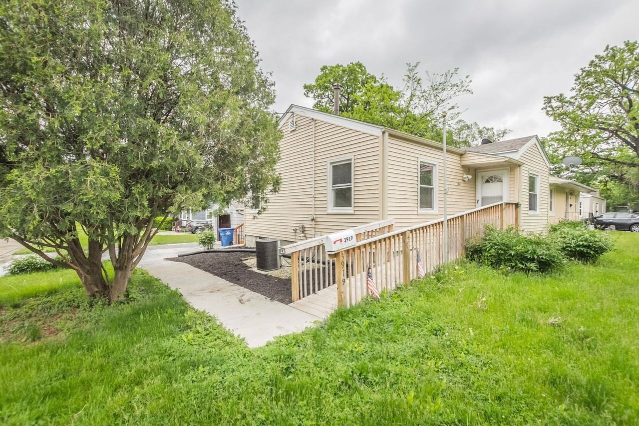 3919 Lawnwoods Dr - Photo 2 of 15