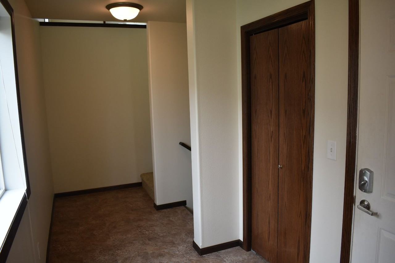 453 Foxtail Dr - Photo 3 of 8