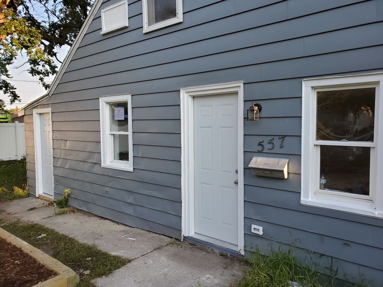 557 E Division St - Photo 2 of 10