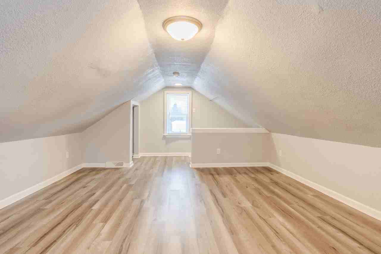 557 E Division St - Photo 3 of 10