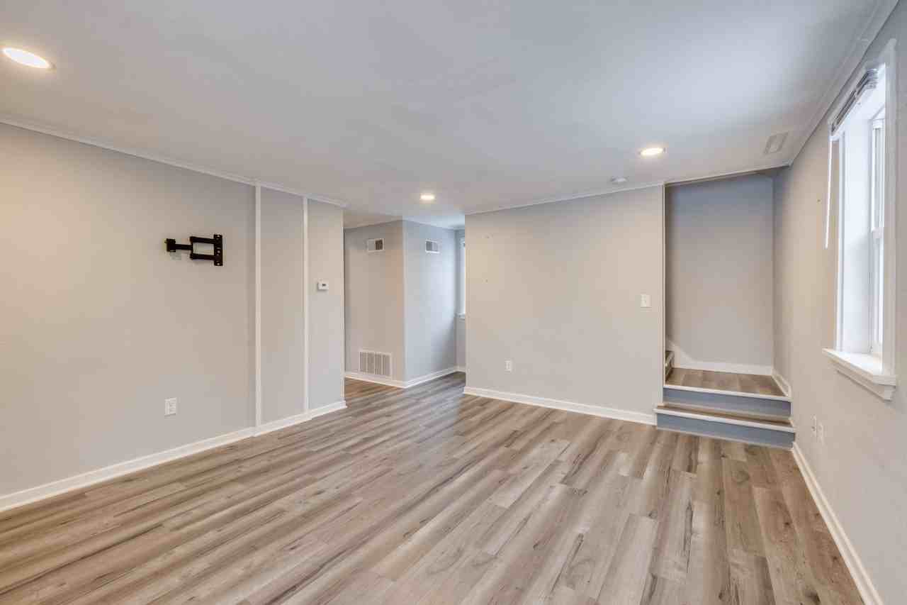 557 E Division St - Photo 6 of 10