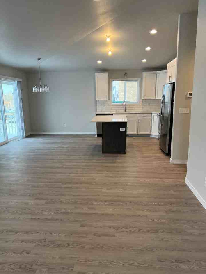 3767 Chinook Dr S - Photo 3 of 17