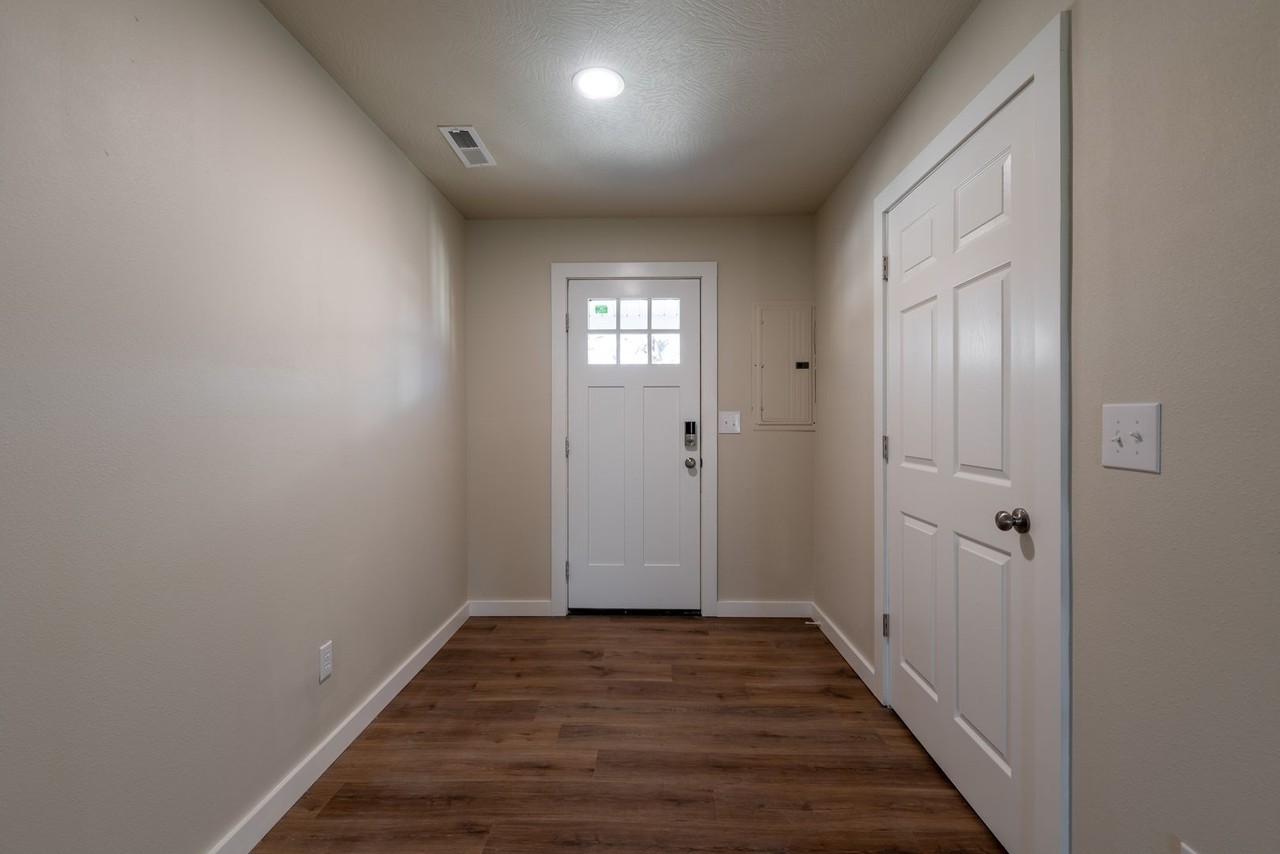 611 W Madison St - Photo 4 of 16