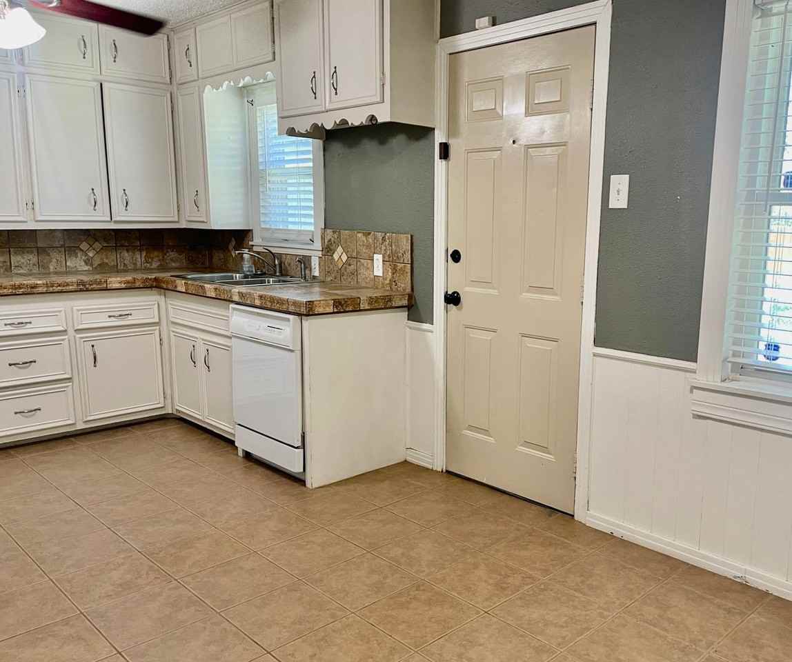 3714 26th St - Photo 3 of 8