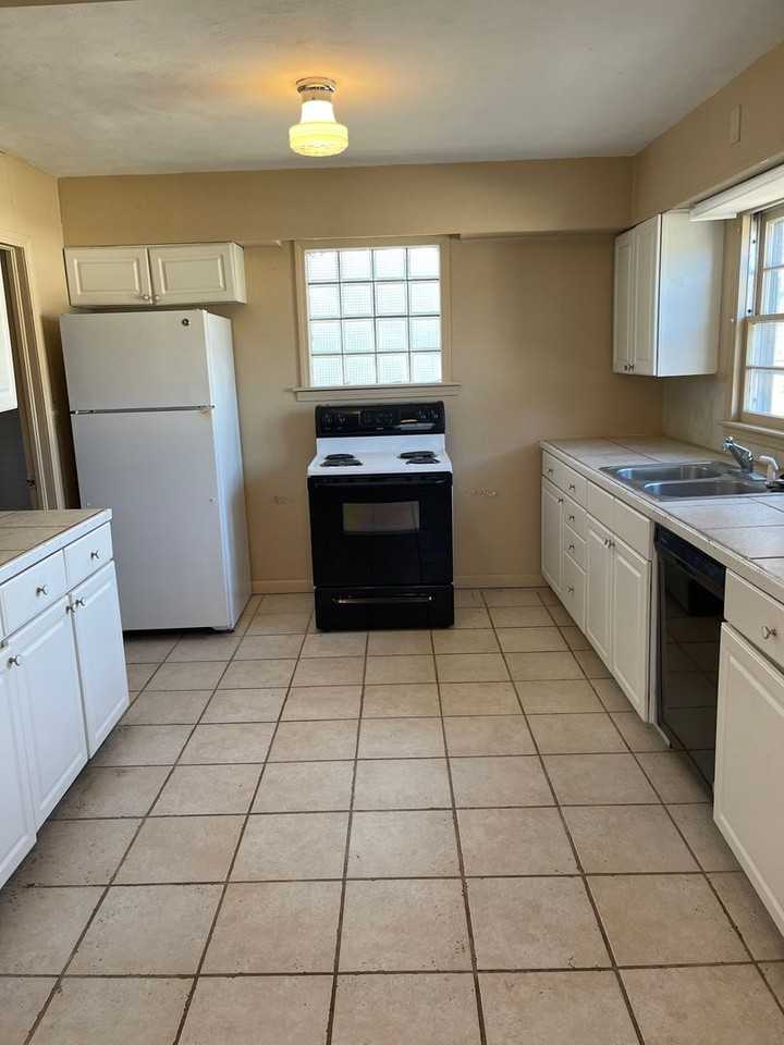 1401 Yuma St - Photo 6 of 15