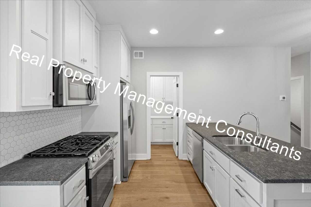 1823 Mercier St - Photo 5 of 23