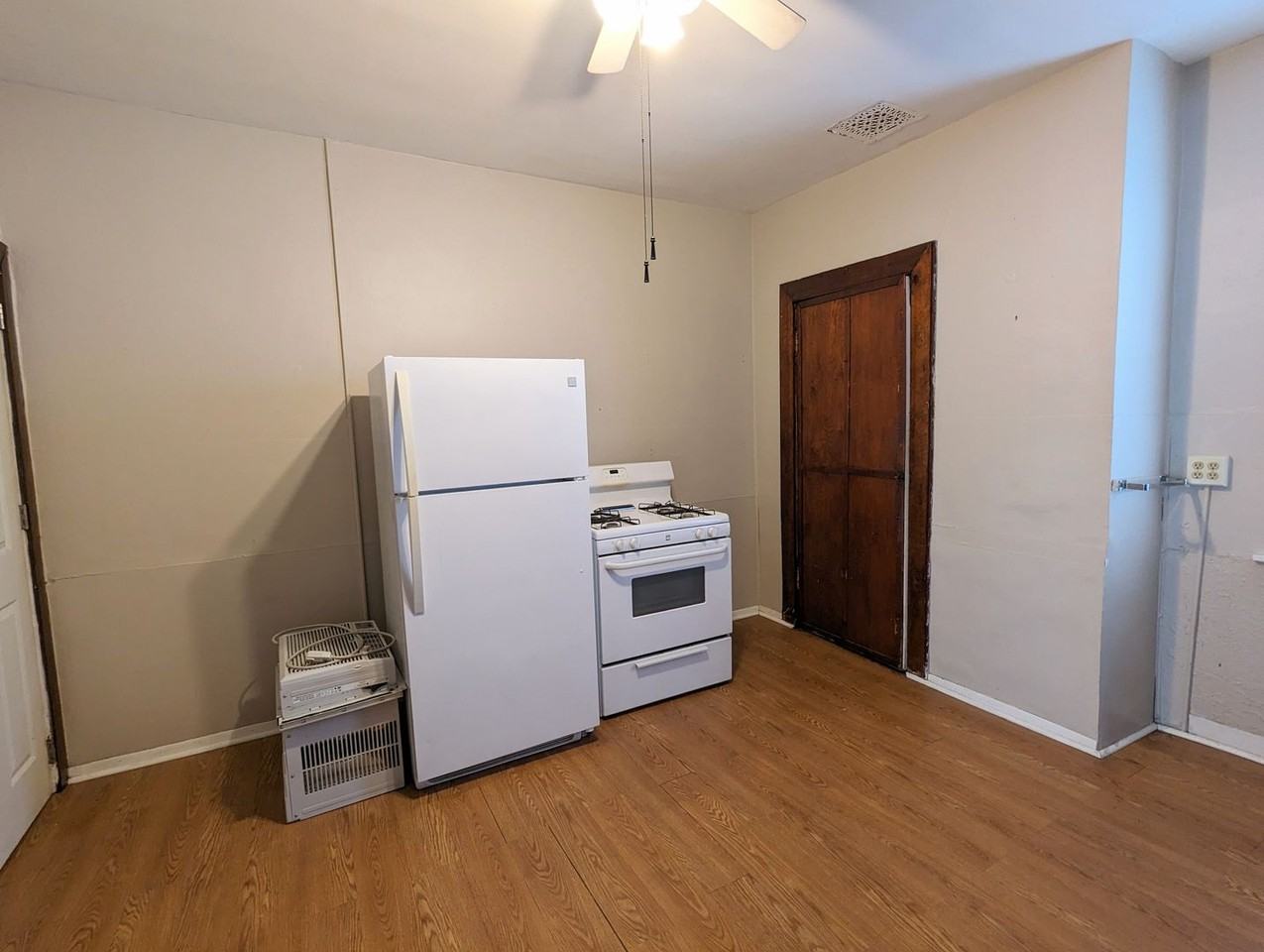 5236 Holmes St - Photo 3 of 15