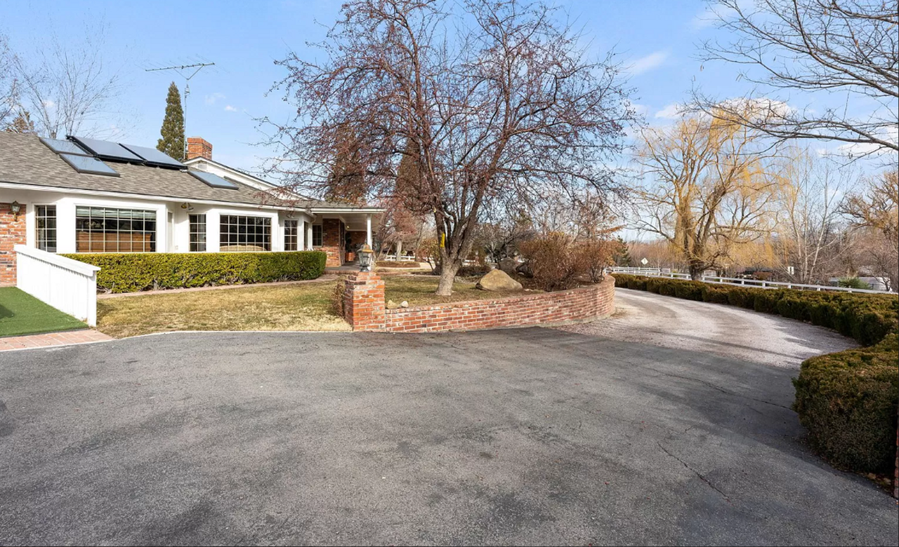 1880 Meadowview Ln - Photo 2 of 26