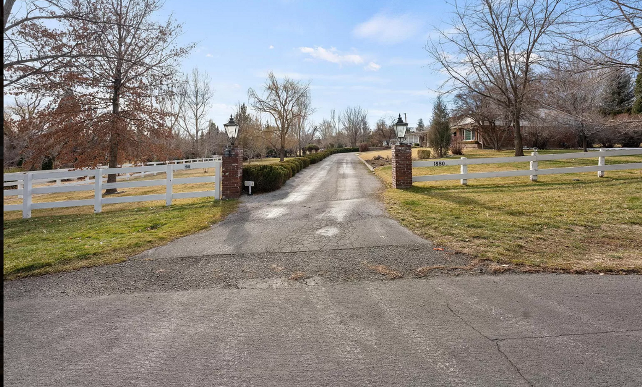 1880 Meadowview Ln - Photo 3 of 26