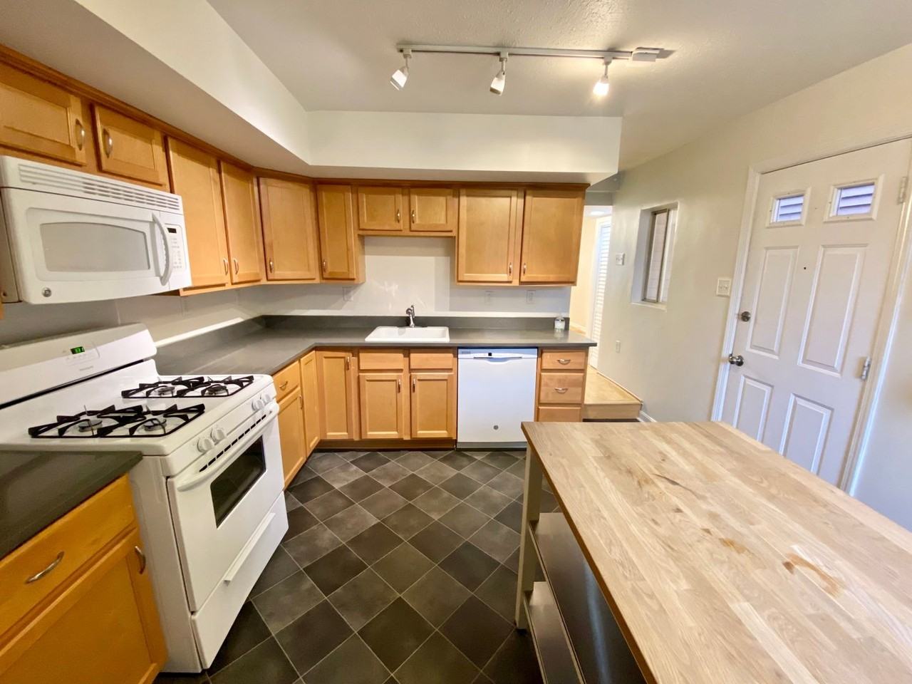 1916 Shamokin St - Photo 6 of 20