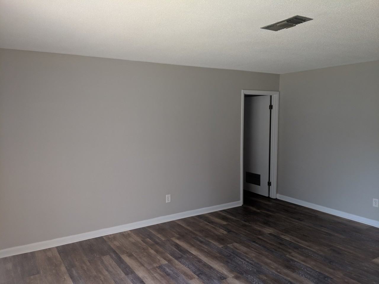 213 S Oak Ave - Photo 2 of 8