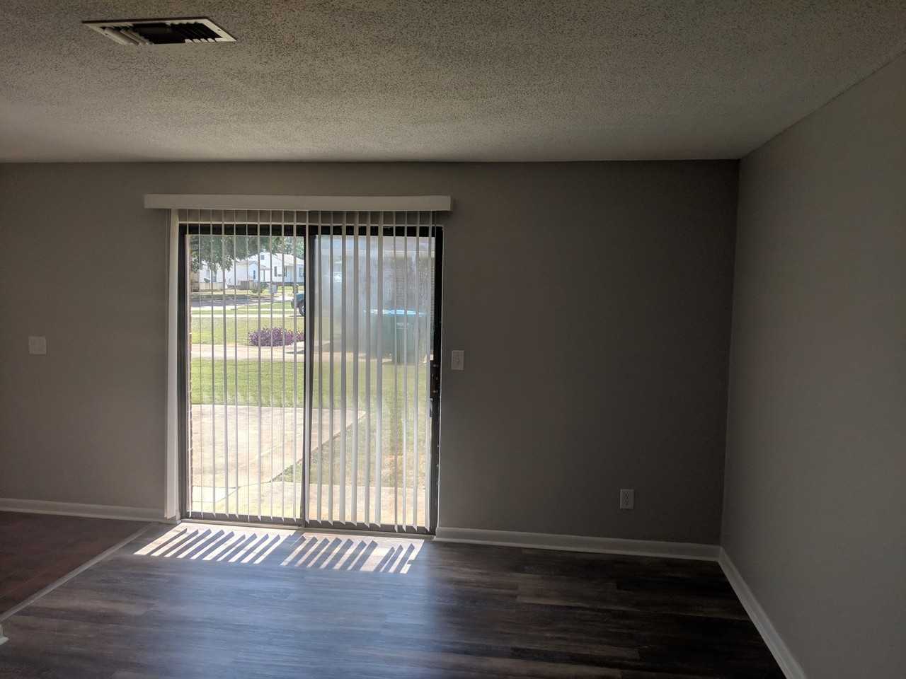 213 S Oak Ave - Photo 3 of 8