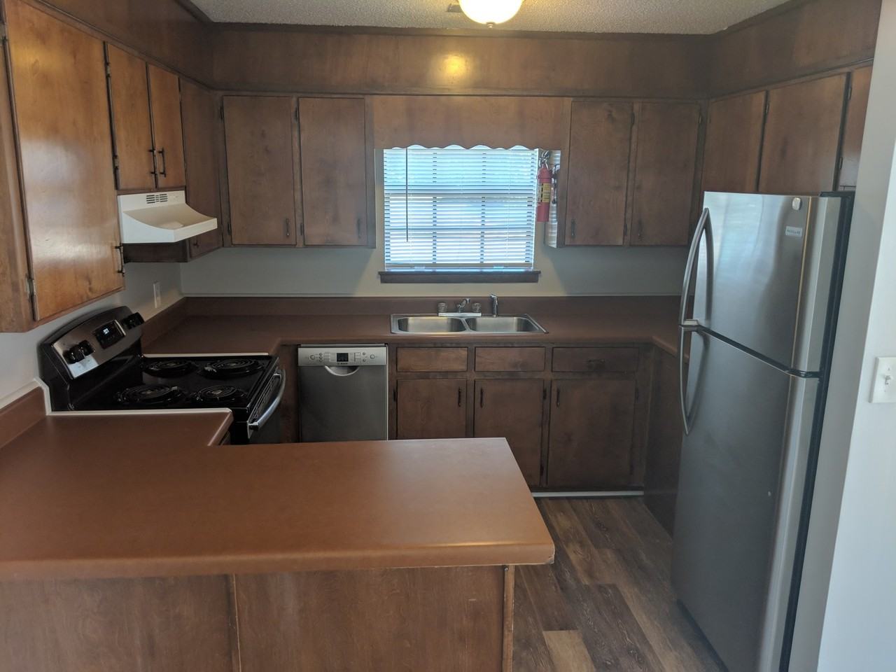 213 S Oak Ave - Photo 4 of 8