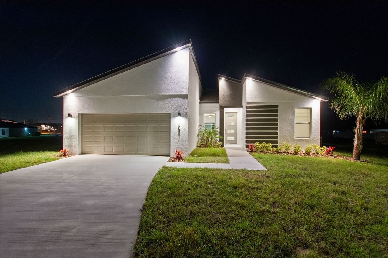 1057 Sabine Pl - Photo 3 of 35