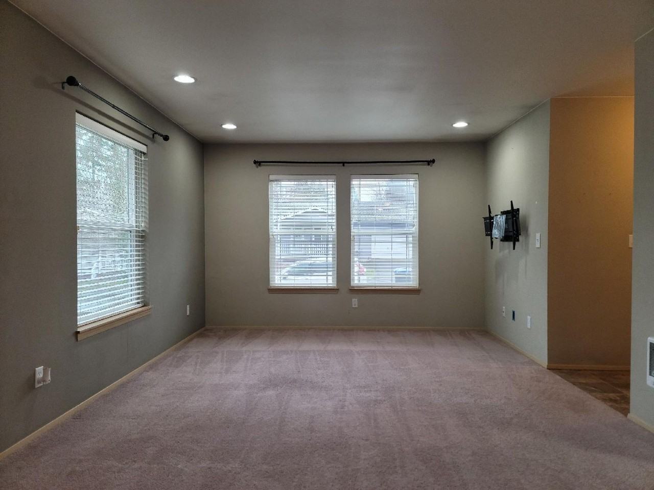 245 Ne Max William Loop - Photo 3 of 19