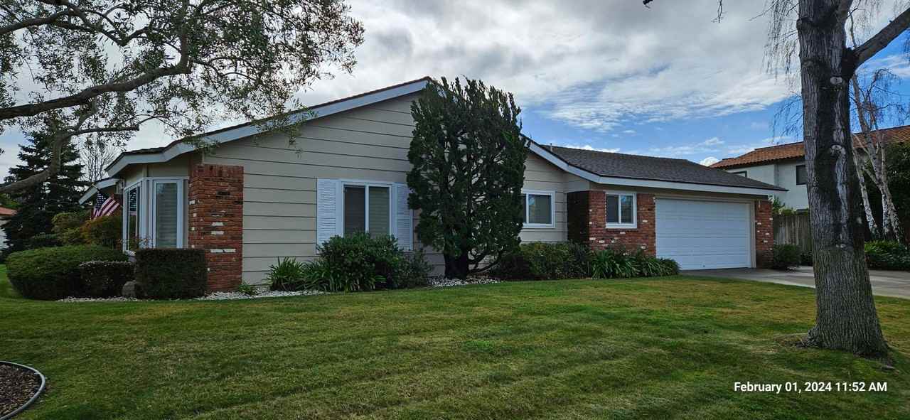 1096 Foxenwood Dr - Photo 3 of 39