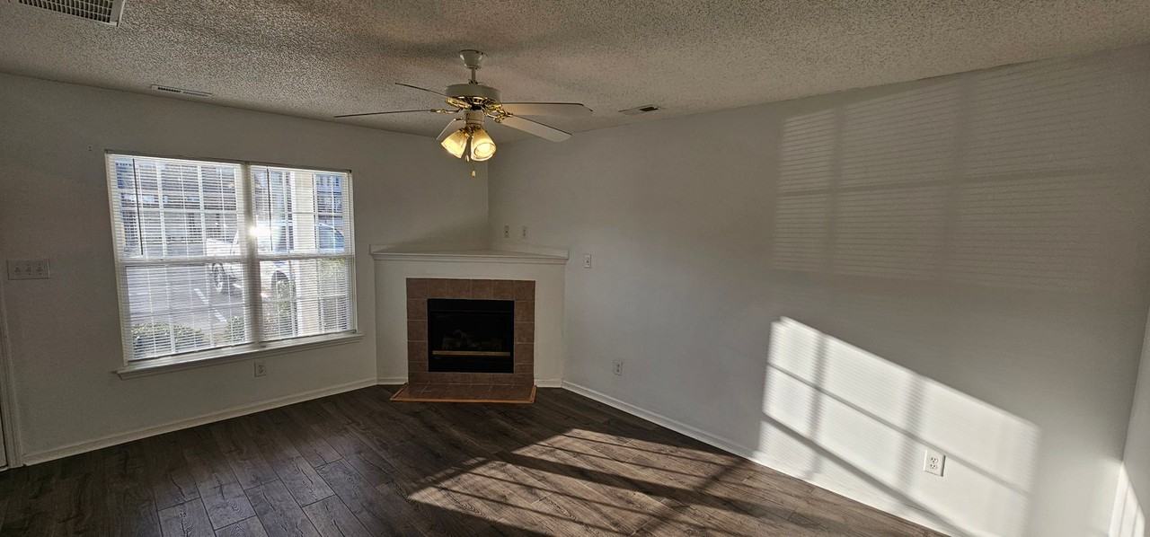 204 Fairwood Ct - Photo 6 of 19