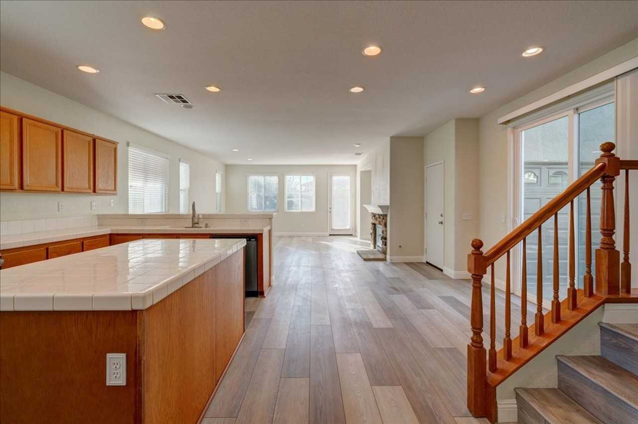 1051 Village Ct - Photo 2 of 29