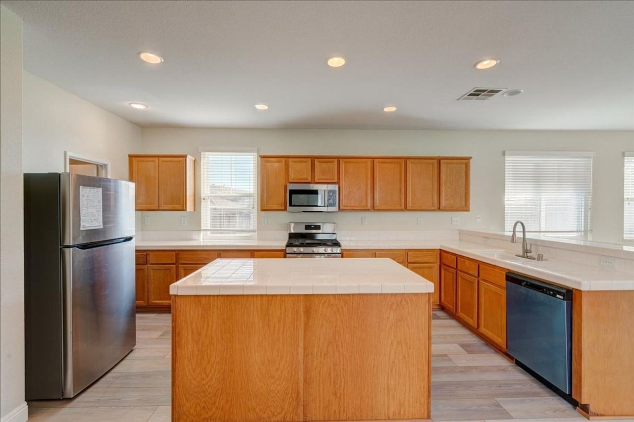 1051 Village Ct - Photo 3 of 29