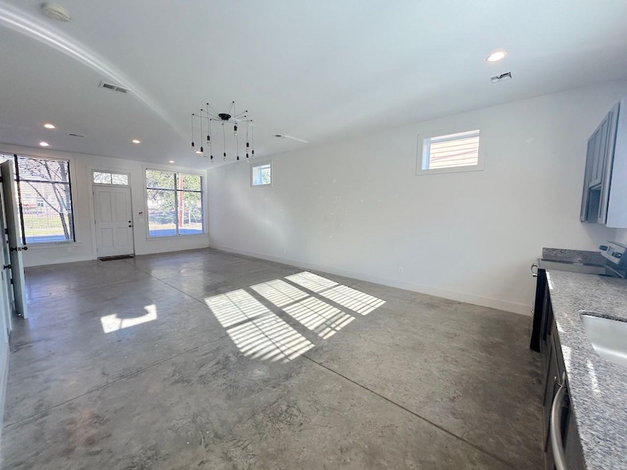 1212 E Broad St - Photo 3 of 34
