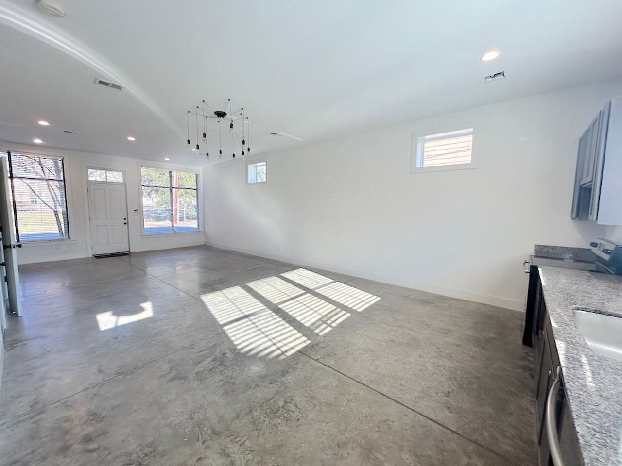 1212 E Broad St - Photo 4 of 34