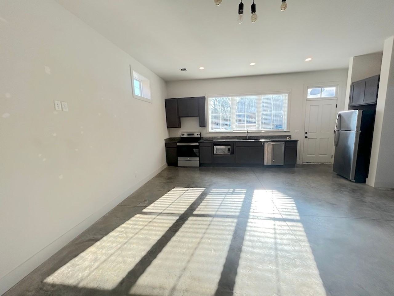 1212 E Broad St - Photo 5 of 34