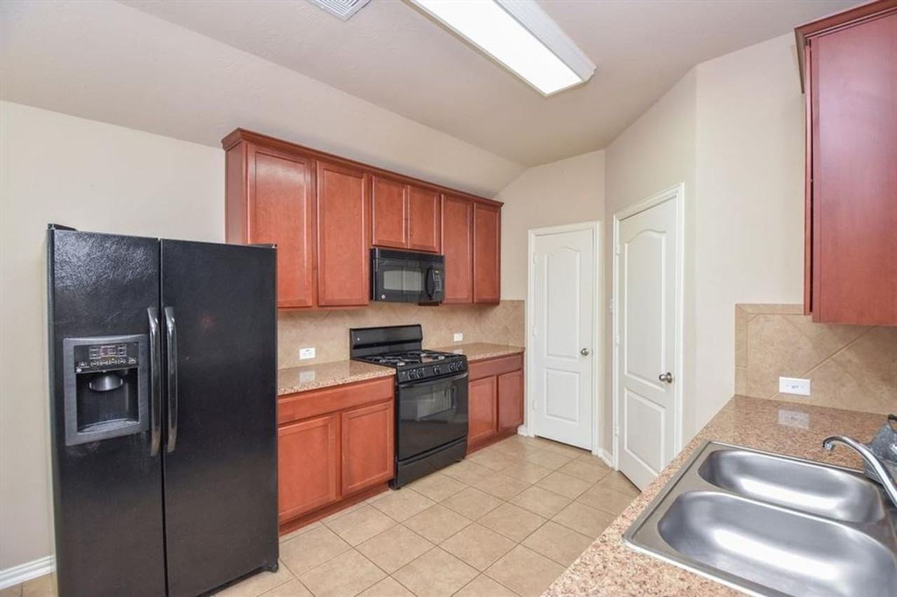 11206 Barker Park Ct - Photo 4 of 14