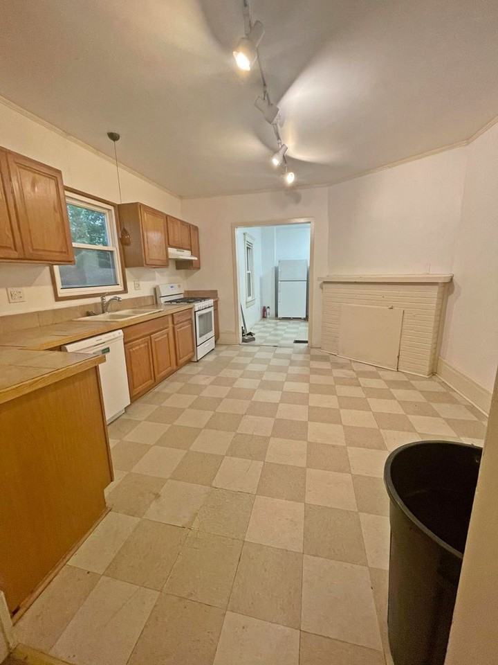 1220 Prospect Street - Photo 6 of 36