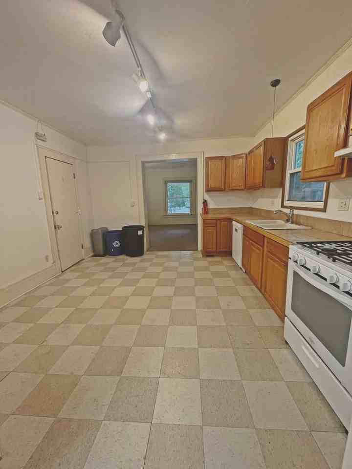 1220 Prospect Street - Photo 7 of 36