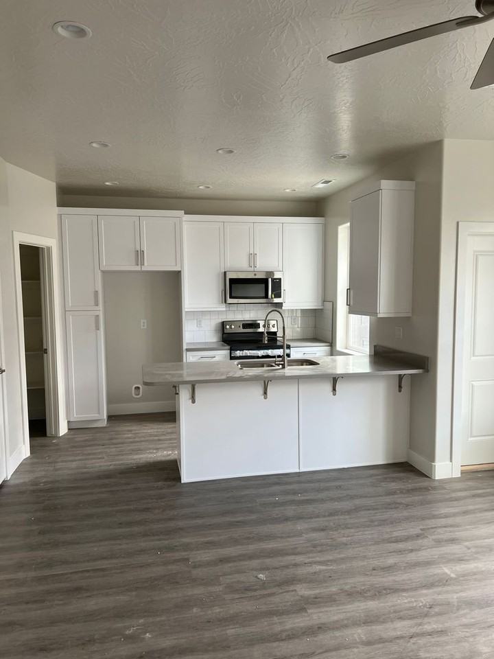 569 E Steeplechase Rd - Photo 3 of 12