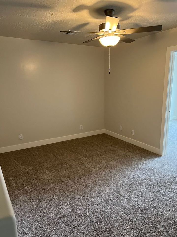569 E Steeplechase Rd - Photo 6 of 12