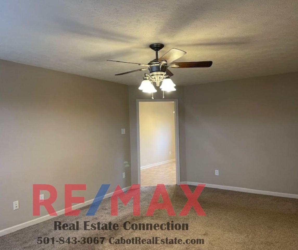 204 Weathering Cir - Photo 3 of 15