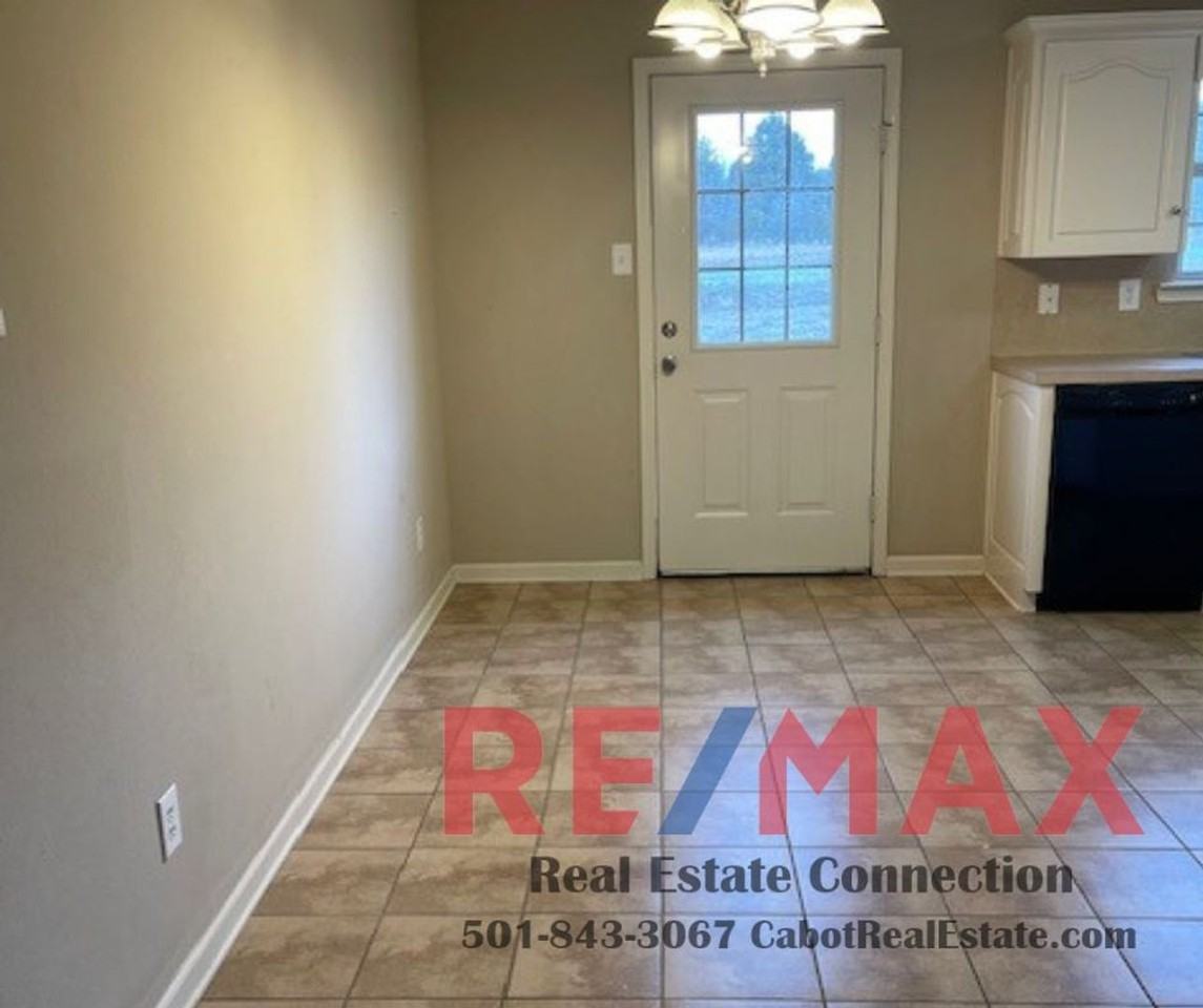 204 Weathering Cir - Photo 4 of 15