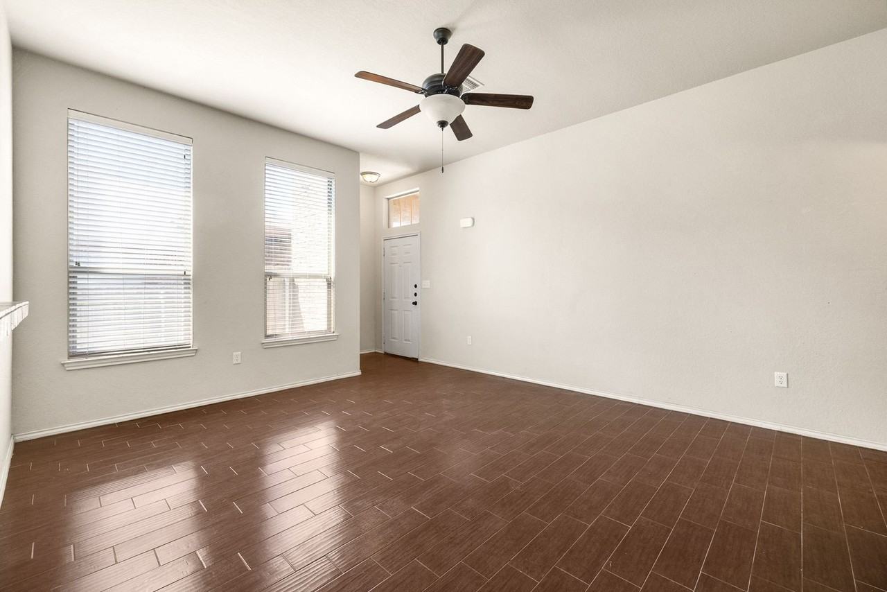 570 Creekside Cir - Photo 6 of 17