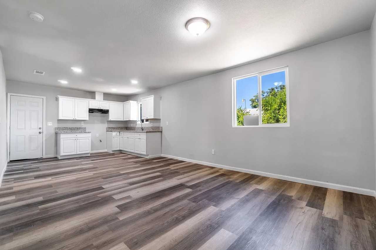 2495 E Alfred Ave - Photo 2 of 18