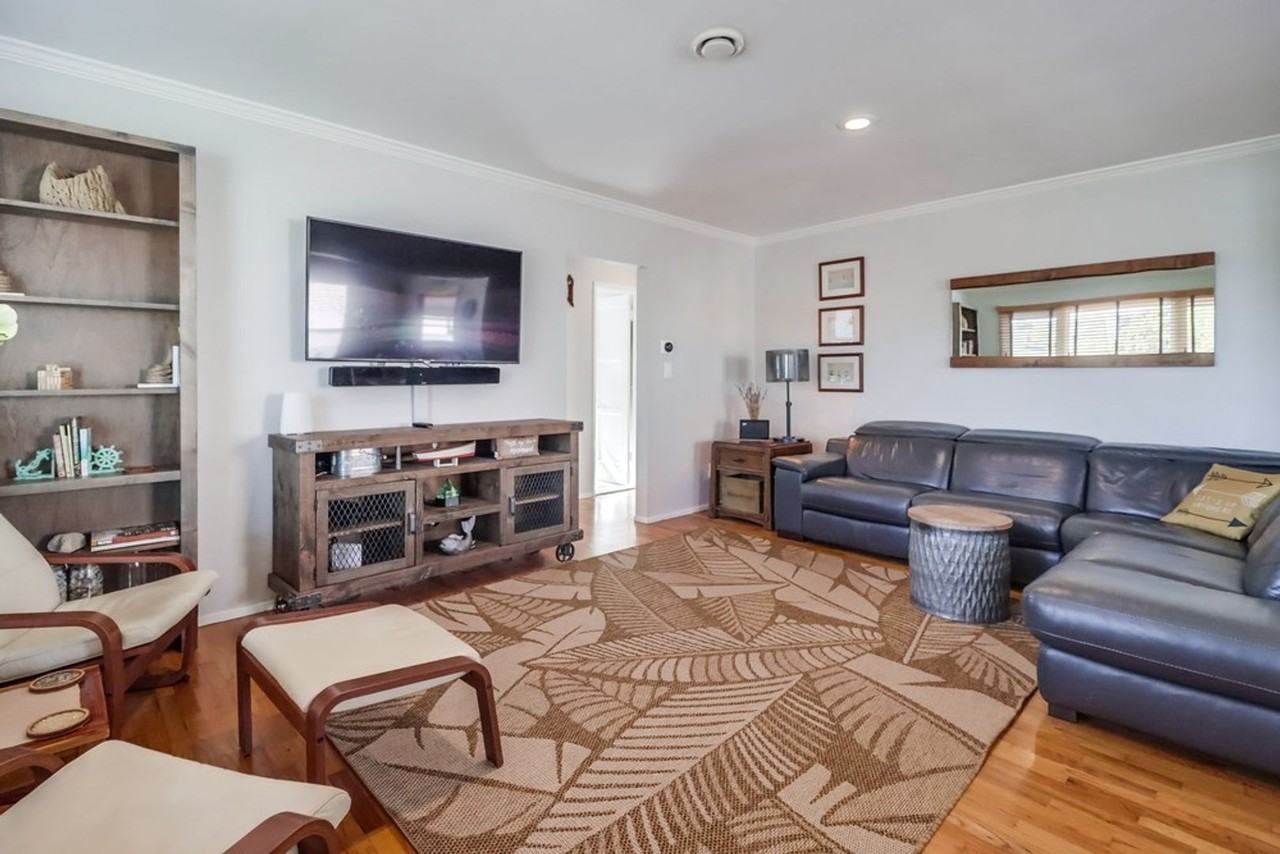 984 Catalina Blvd - Photo 3 of 38