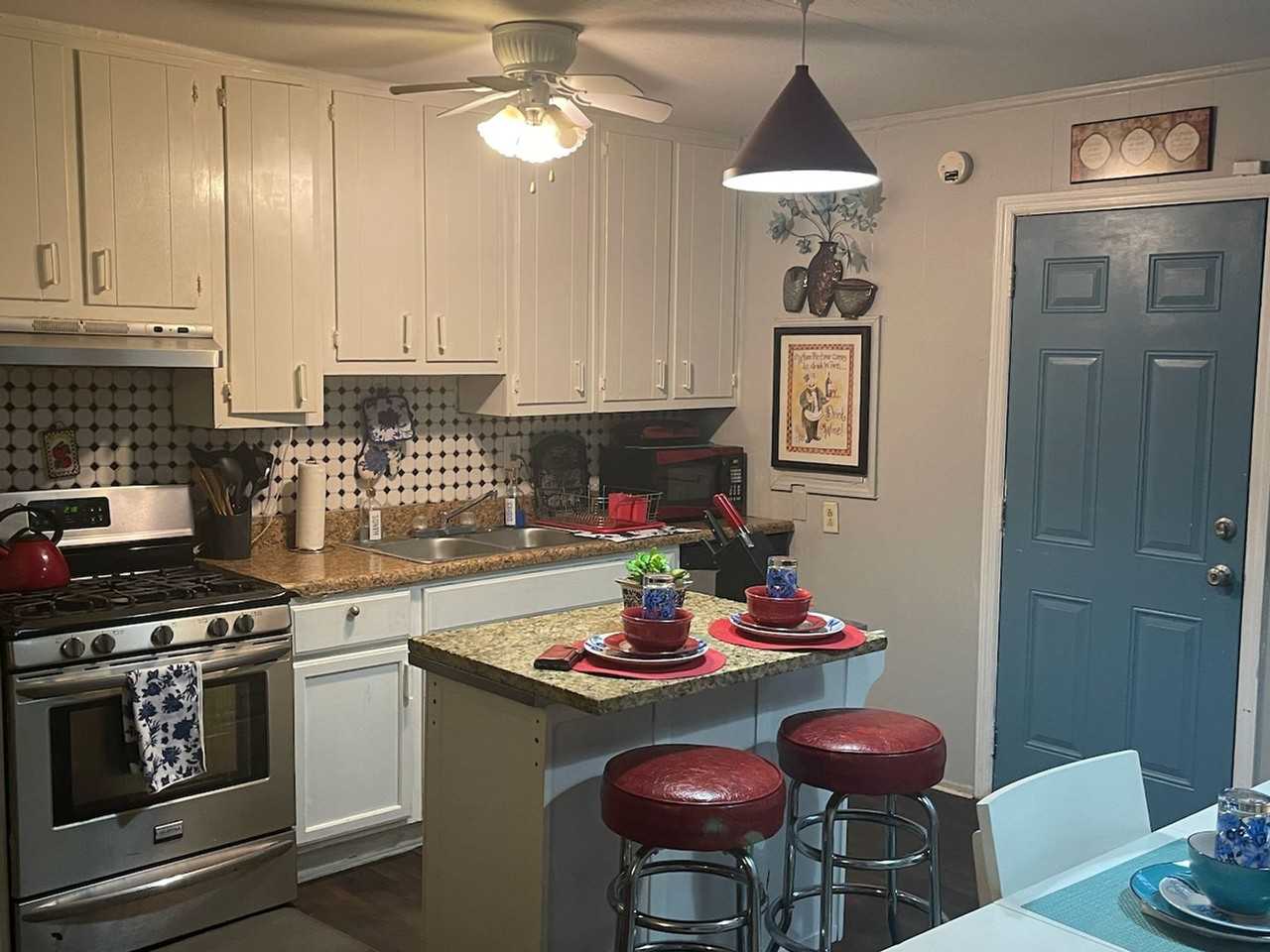 1224 Octavia St Se - Photo 5 of 20