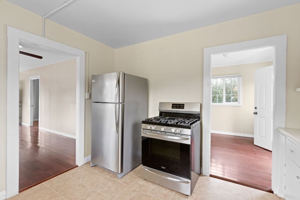 2700 Knox Ave - Photo 2 of 31