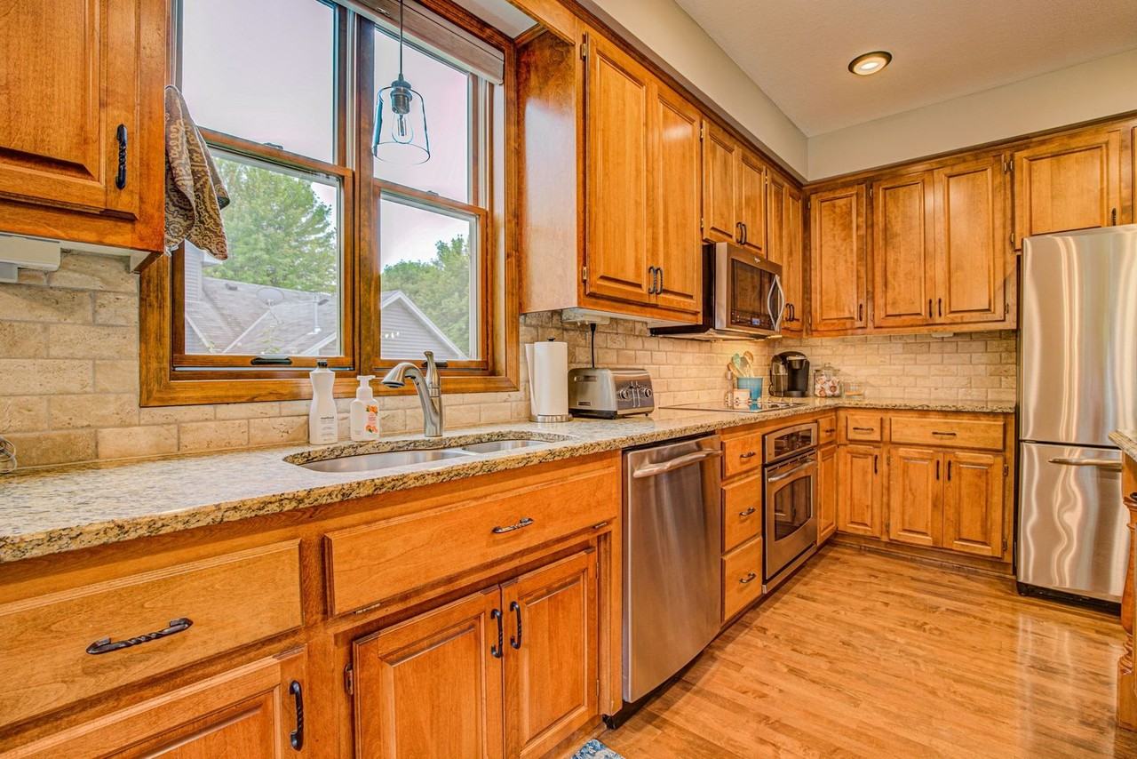 2456 Hunter Dr - Photo 3 of 16