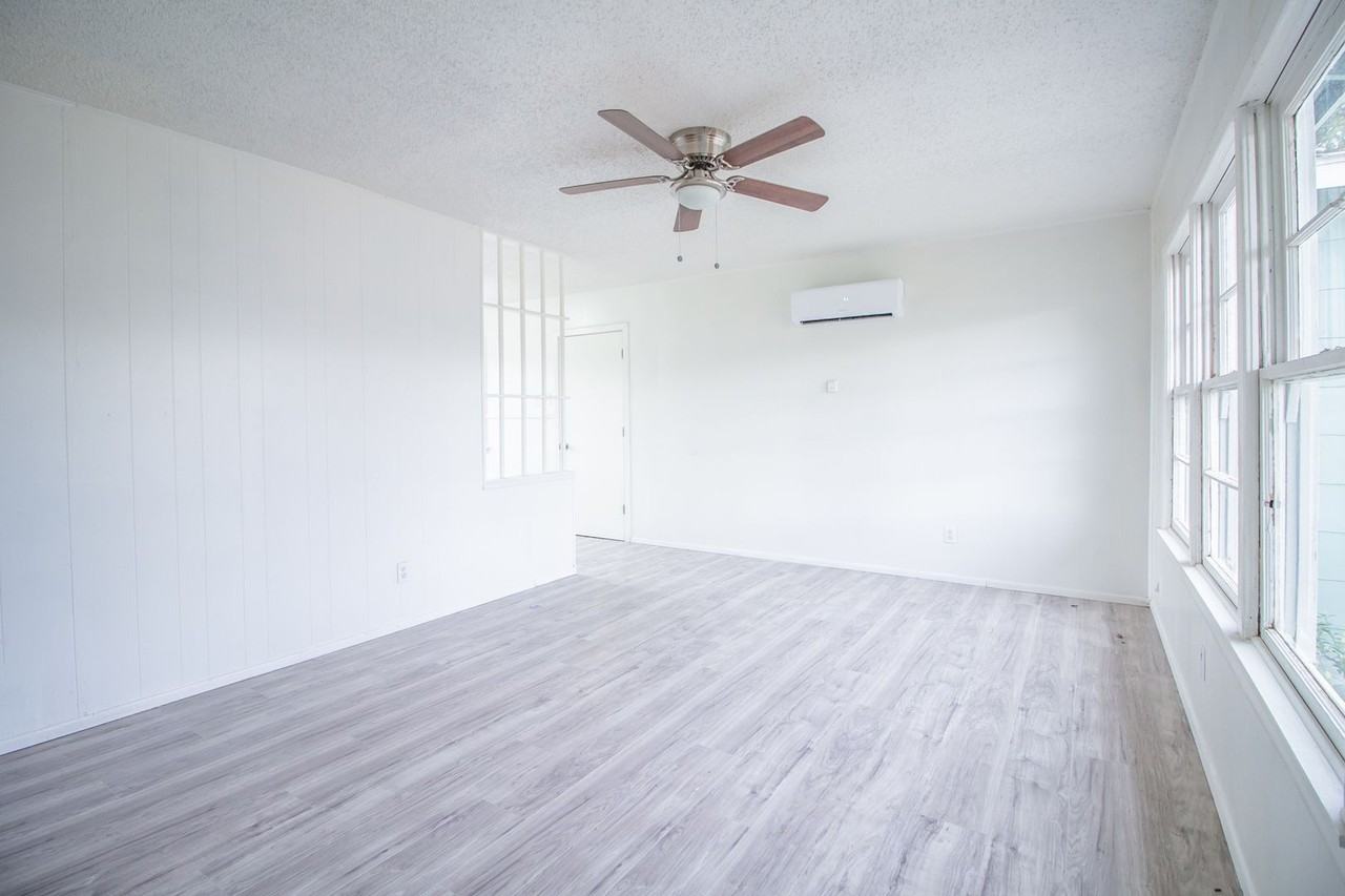 6106 Avenue R - Photo 3 of 14