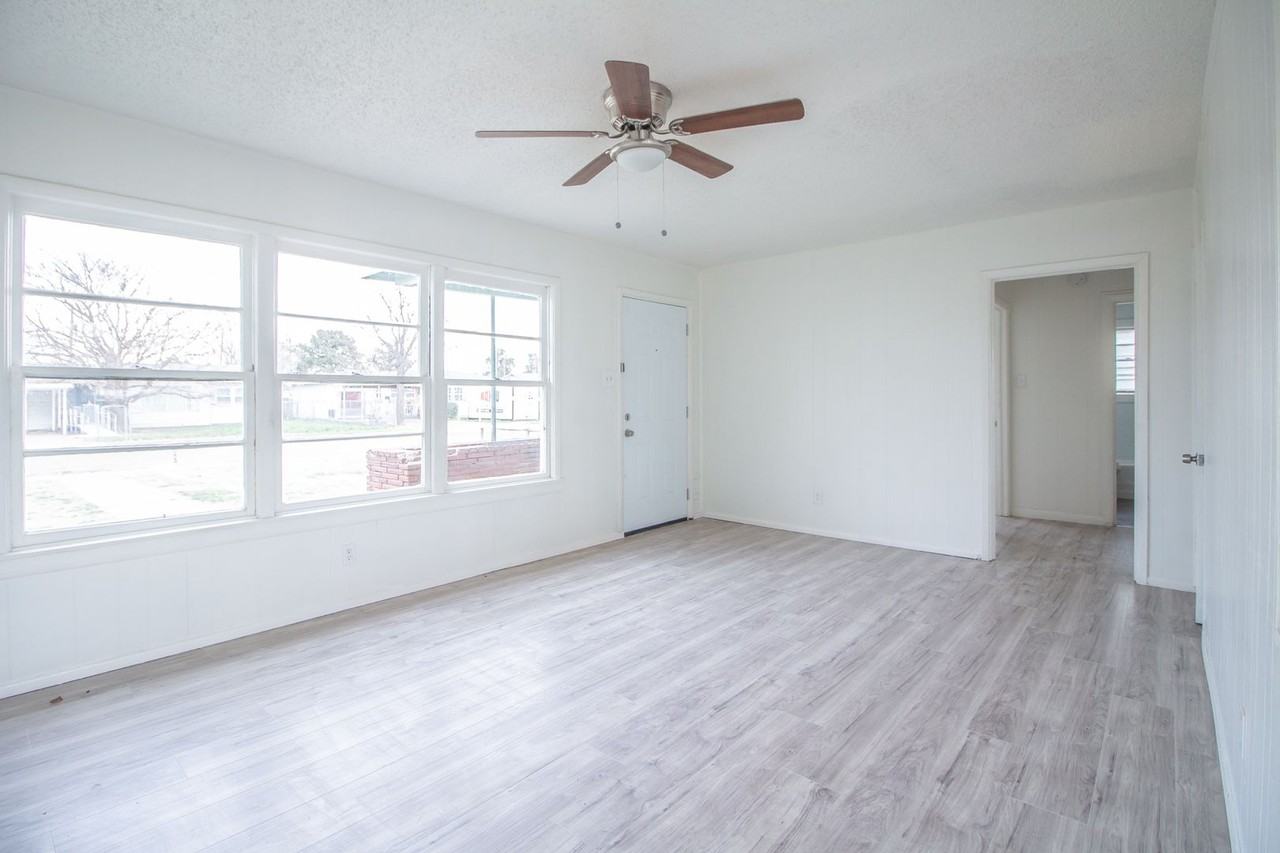 6106 Avenue R - Photo 4 of 14