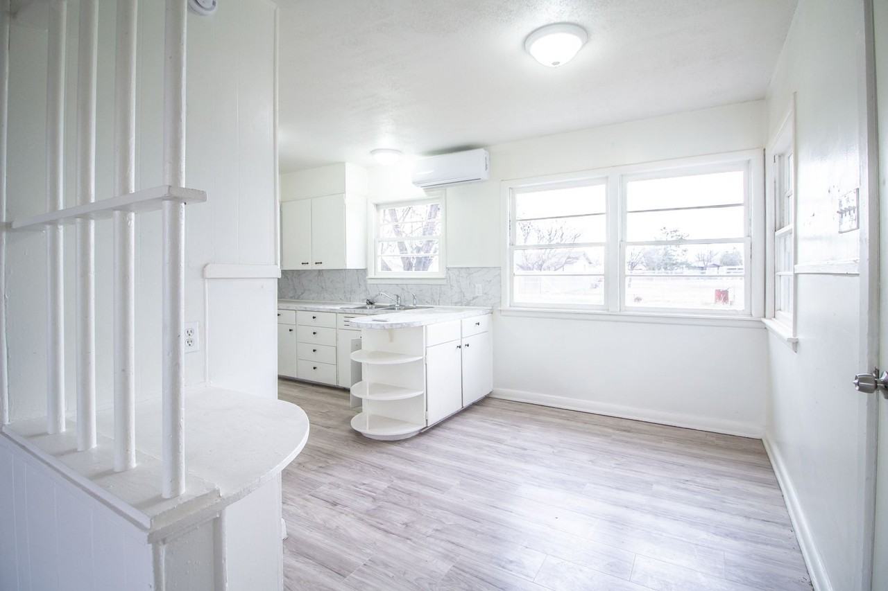 6106 Avenue R - Photo 5 of 14