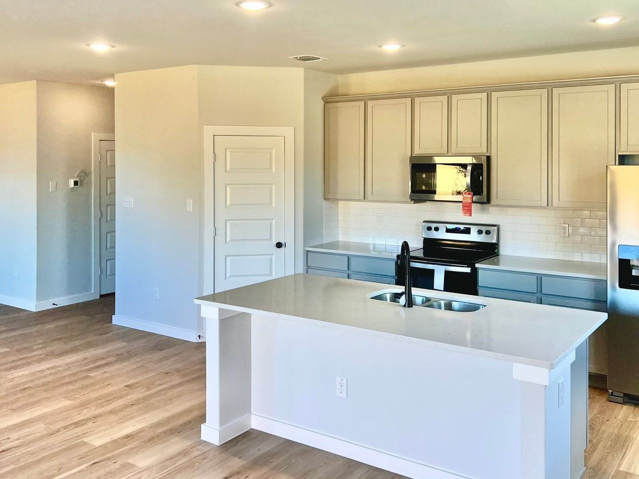 14607 Emerio Dr - Photo 3 of 25